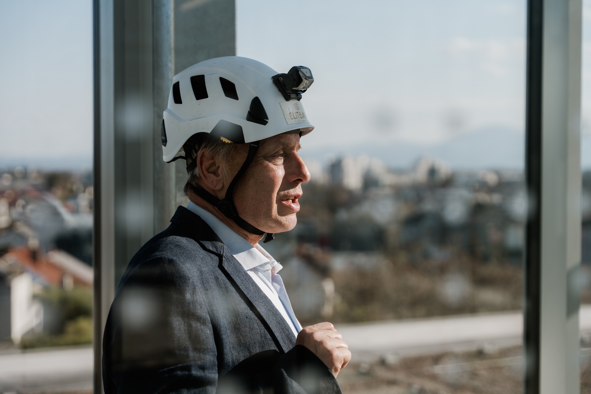 Gorazd Dimnik on site, wearing an Elitbau helmet
